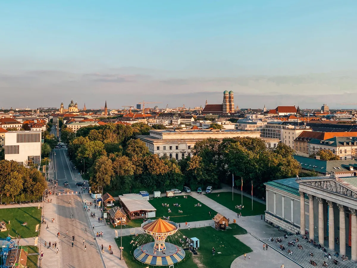 Deutsche Großstadt bei Nacht mit beeindruckender Skyline und Leuchtwerbung